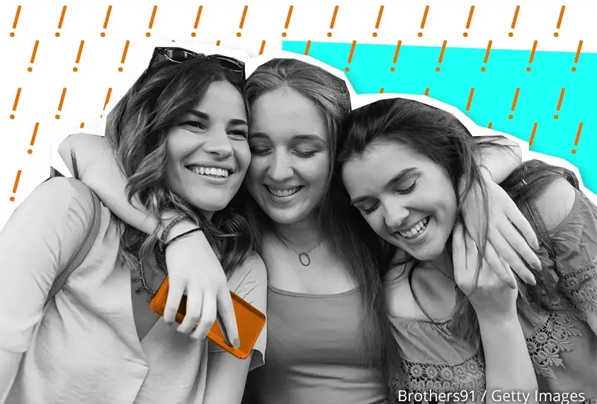 Lachende M&auml;dchen halten sich im Arm  