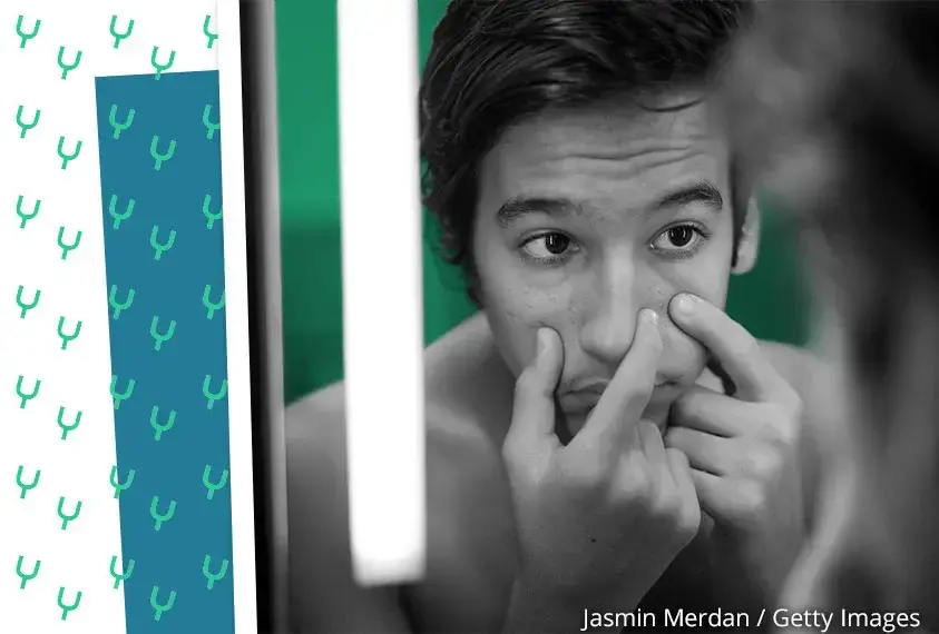 Junge vor dem Spiegel