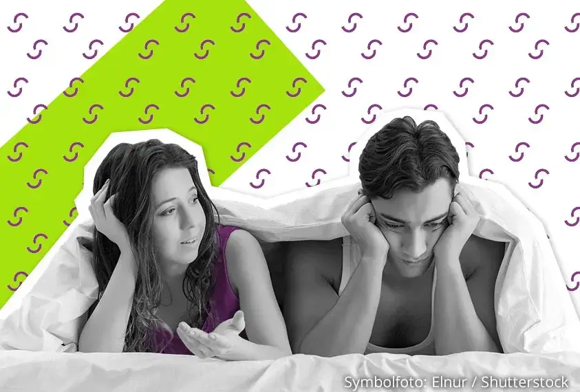 M&auml;dchen und Junge liegen zusammen im Bett. Er sieht frustriert aus.