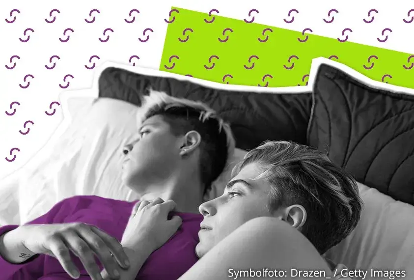 Ein P&auml;rchen liegt zusammen im Bett