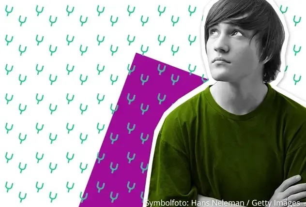 Junge schaut fragend