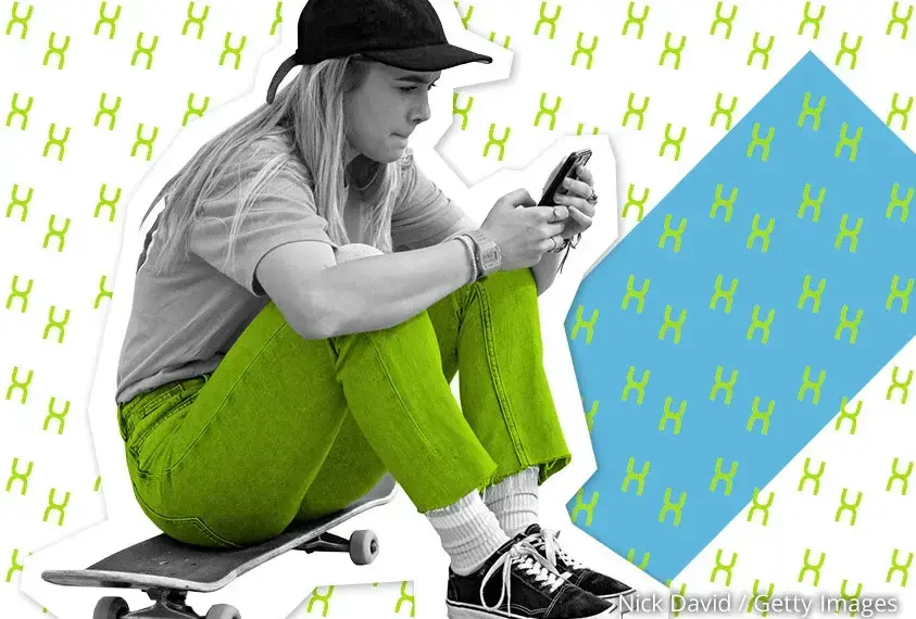 M&auml;dchen mit Smartphone in der Hand