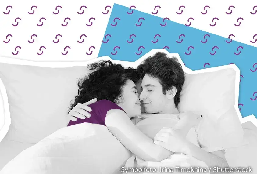 M&auml;dchen und Junge kuscheln im Bett