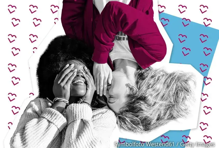 Zwei M&auml;dchen beim Fl&uuml;stern 