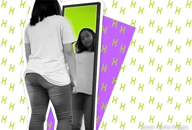 M&auml;dchen besieht sich im Spiegel