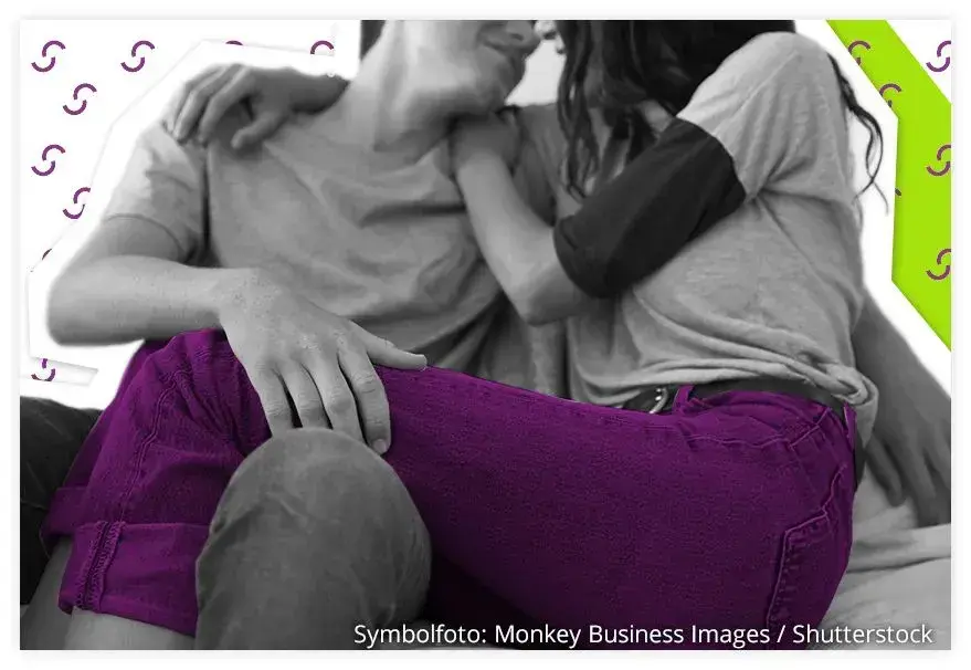 Junges P&auml;rchen sitzt eng beisammen.