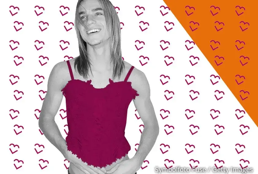 Junge, der ein Korsett  tr&auml;gt 