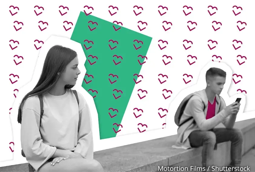 M&auml;dchen und Junge sitzen auf einer Mauer