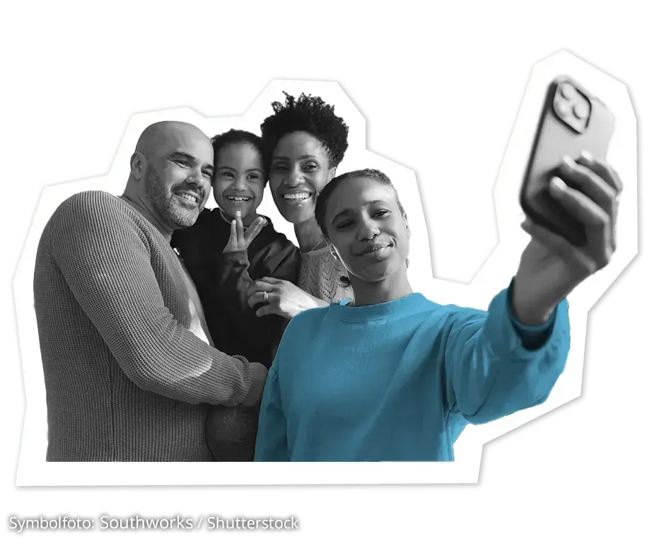Ein Mädchen macht ein Selfi von sich und ihrer Familie