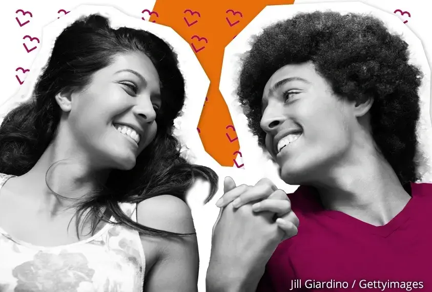 M&auml;dchen und Junge freudestrahlend Hand in Hand 