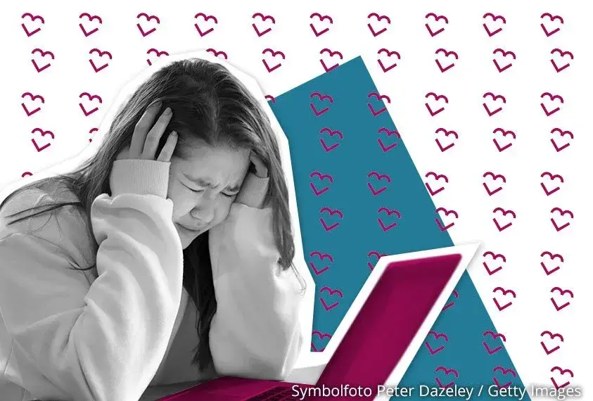 Verzweifeltes M&auml;dchen an einem Laptop 