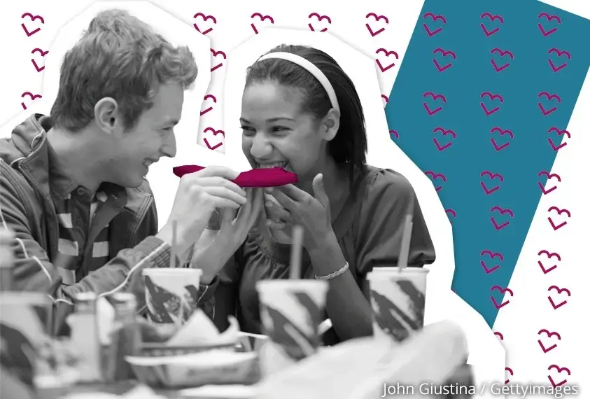 M&auml;dchen und Junge beim Pizzaessen 