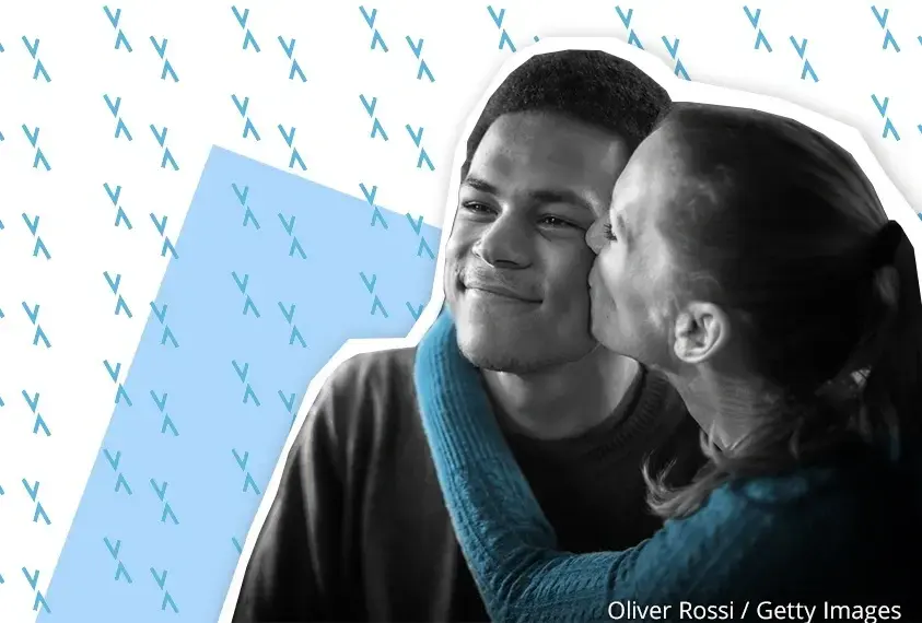 M&auml;dchen gibt Jungen einen Kuss auf die Wange.