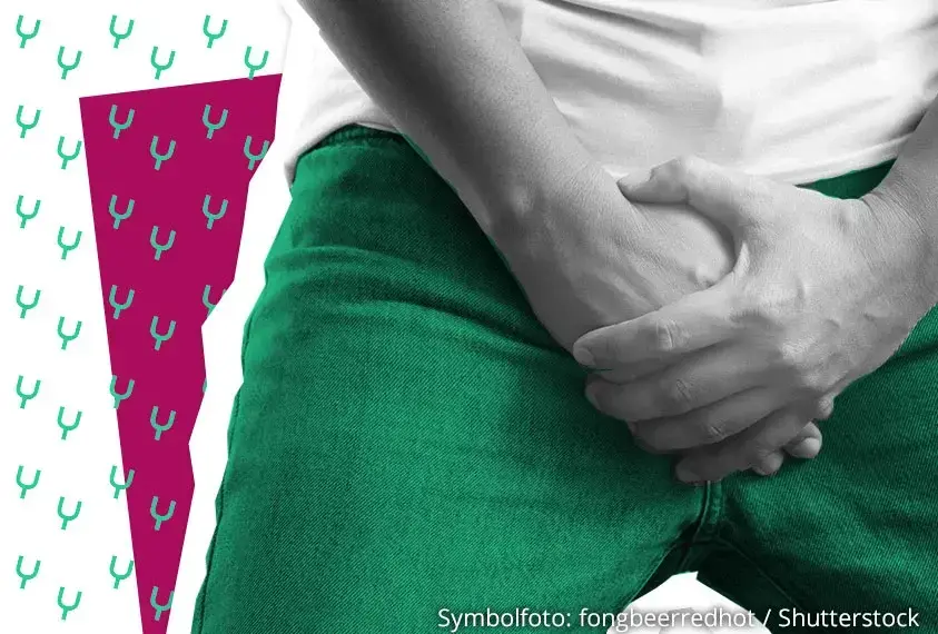 Mann h&auml;lt sch&uuml;tzend die H&auml;nde vor den Schritt