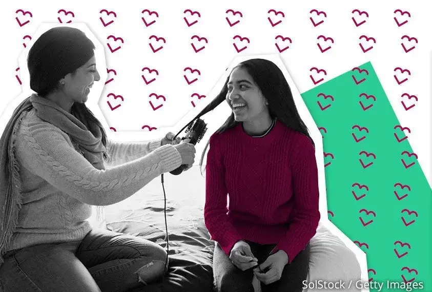 Zwei M&auml;dchen beim Haarestylen