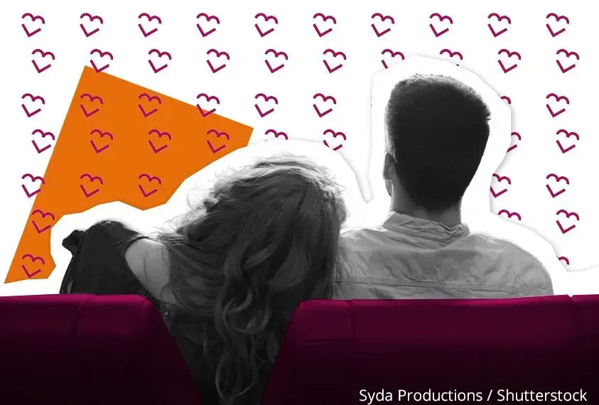 P&auml;rchen beim Kuscheln auf dem Sofa