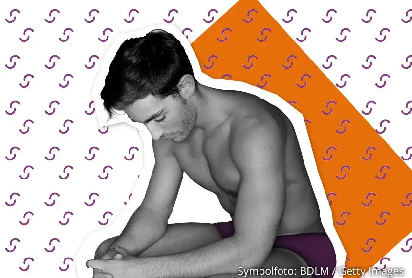 Nachdenklicher Junge in Unterw&auml;sche