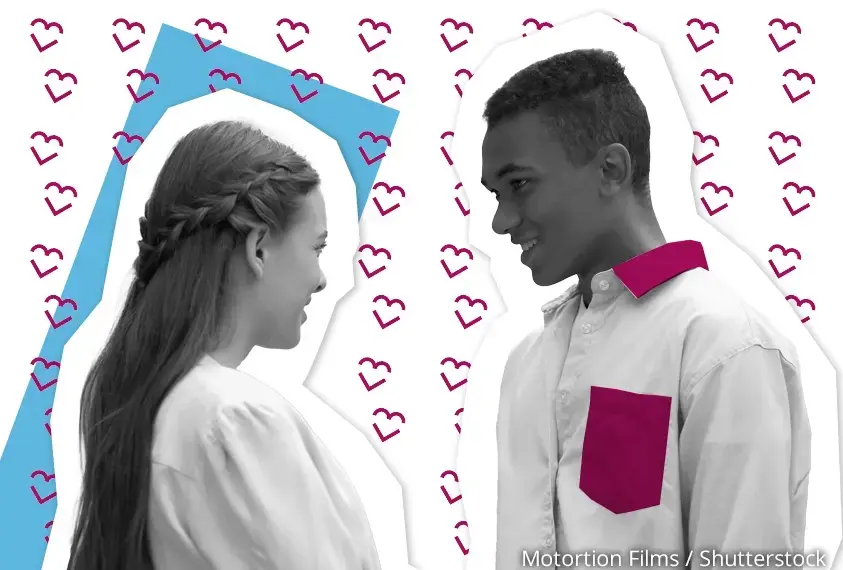 M&auml;dchen und Junge l&auml;cheln sich an