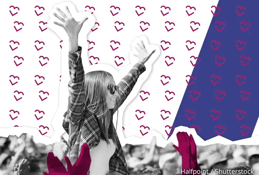 Jubelndes M&auml;dchen auf einem Konzert 