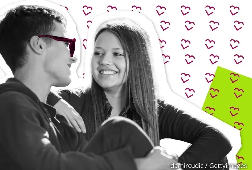 M&auml;dchen und Junge strahlen sich gl&uuml;cklich an