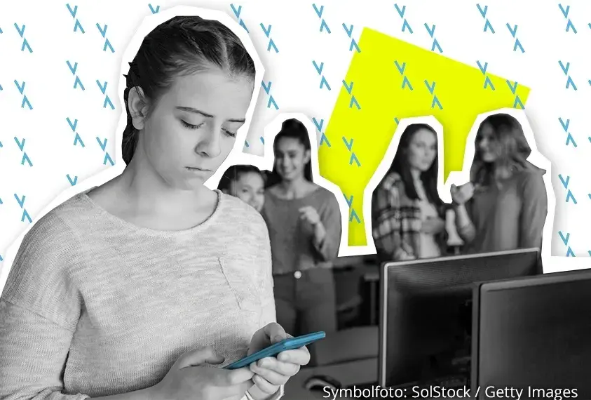 Gruppe M&auml;dchen macht sich &uuml;ber eine einzelne Person lustig.