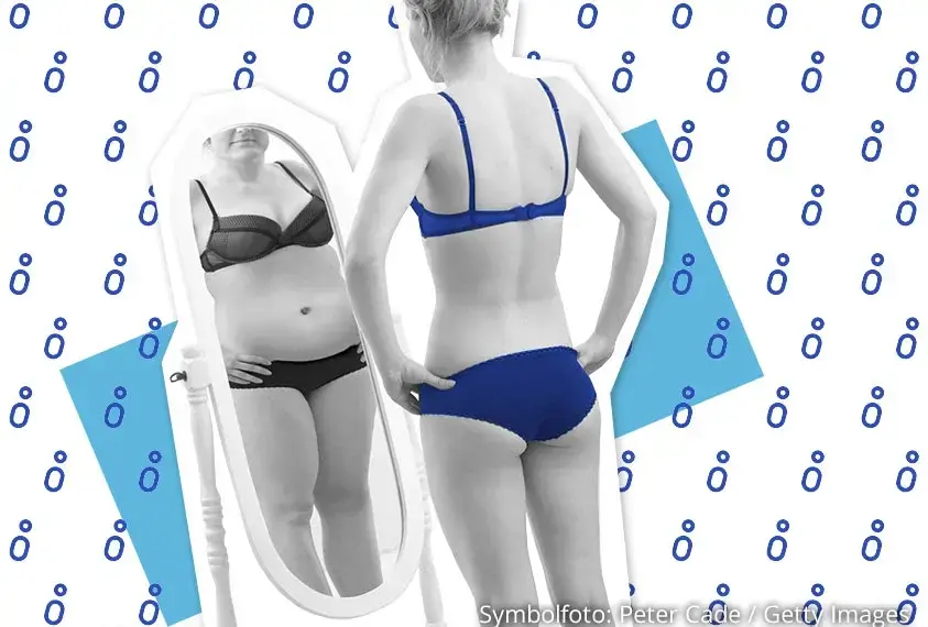 Schlankes M&auml;dchen vor einem Spiegel 