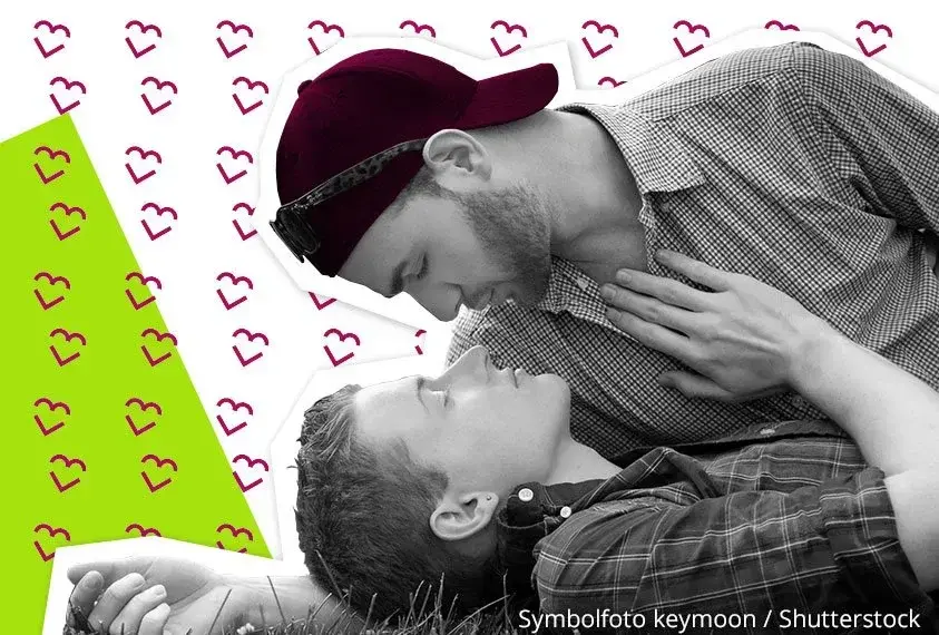 Zwei Jungs, die sich k&uuml;ssen