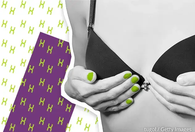 M&auml;dchen umfasst ihre Br&uuml;ste mit den H&auml;nden.