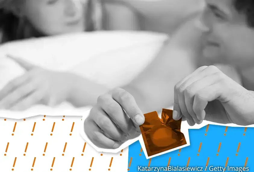 Ein Junge &ouml;ffnet eine Kondompackung 