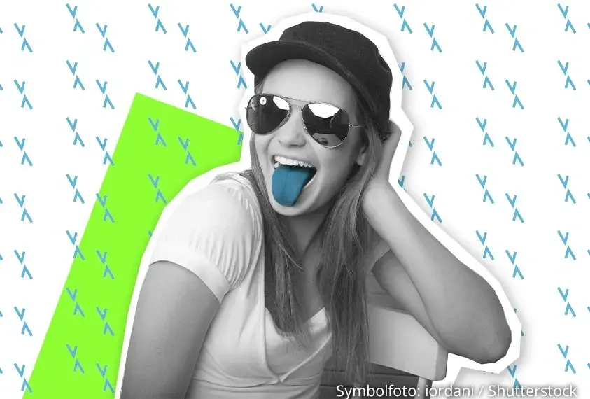 M&auml;dchen mit rausgestreckter Zunge.