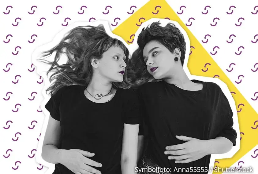 Zwei M&auml;dchen halten sich an der Hand und sehen sich in die Augen