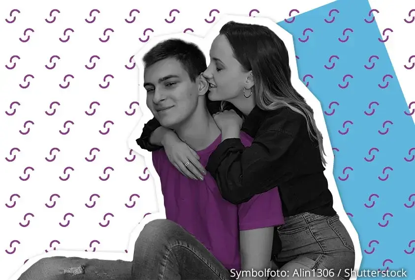 M&auml;dchen knabbert einem Jungen am Ohrl&auml;ppchen