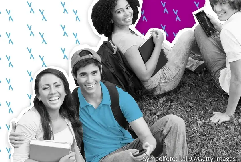 M&auml;dchen und Jungs h&auml;ngen gemeinsam ab.