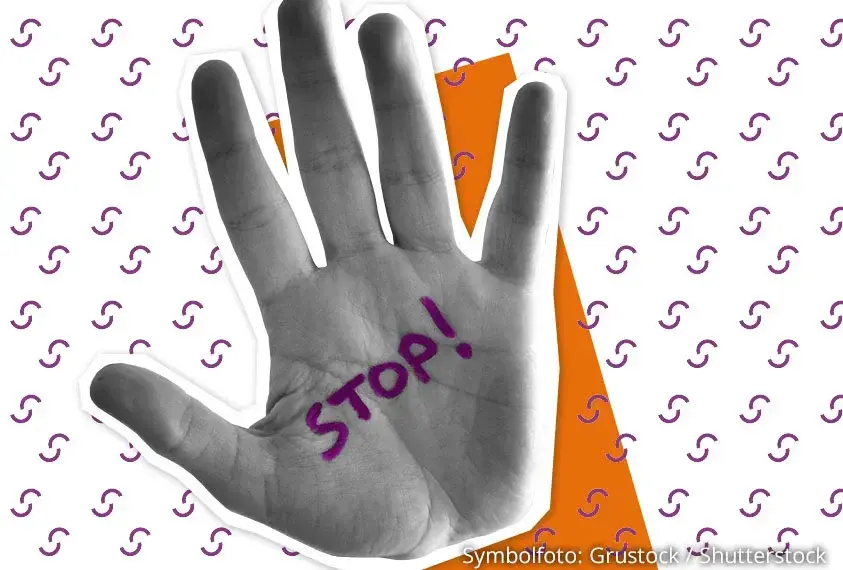 Hand mit Aufschrift "Stop"