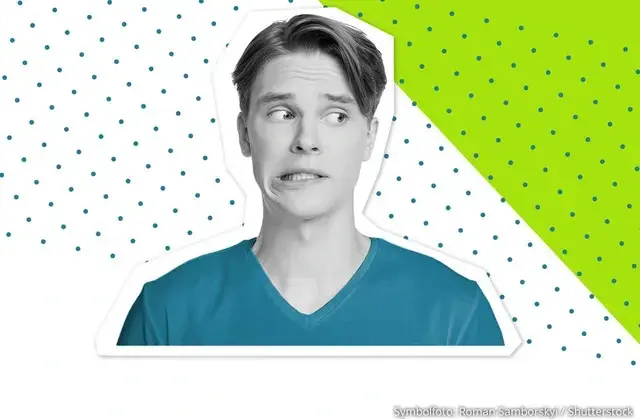 Ein Junge schaut fragend nach rechts und verzieht den Mund.