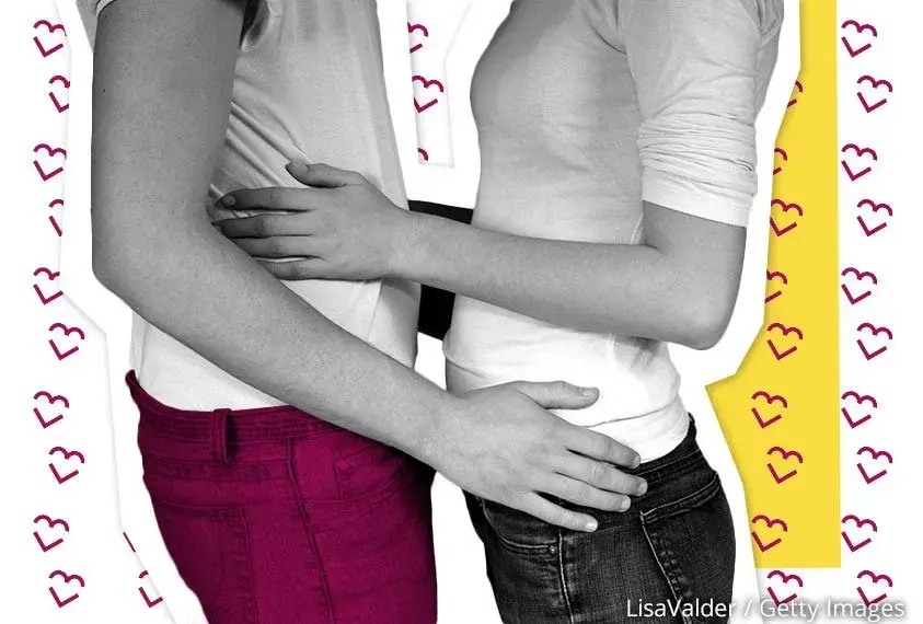 M&auml;dchen und Jungen stehen eng zusammen und ber&uuml;hren sich