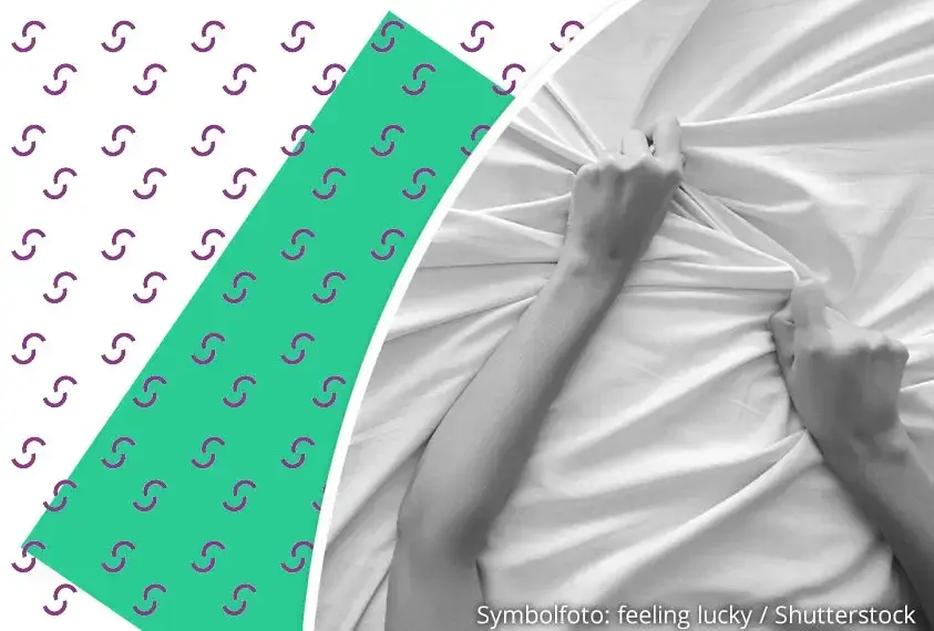 Ein M&auml;dchen auf einem durchw&uuml;hlten Bett 