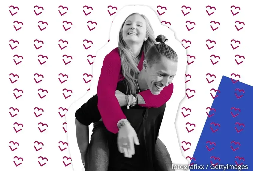 Junge tr&auml;gt M&auml;dchen lachend Huckepack