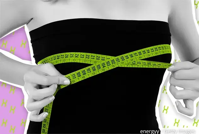 Ein M&auml;dchen misst mit einem Ma&szlig;band ihren Brustumfang.