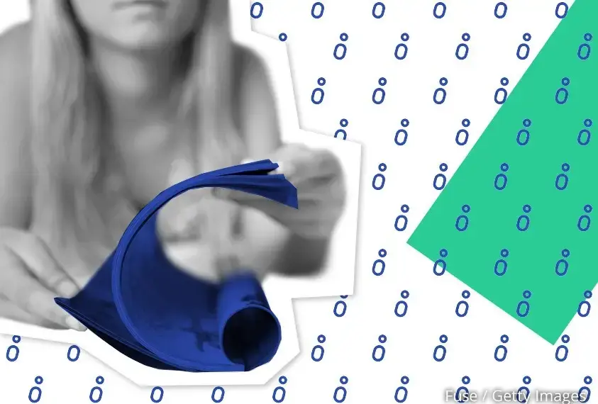 M&auml;dchen bl&auml;ttert durch ein Magazin