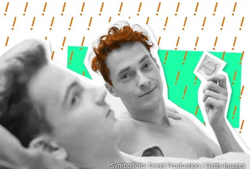 Zwei unbekleidete Jungen; einer h&auml;lt ein Kondom in der Hand