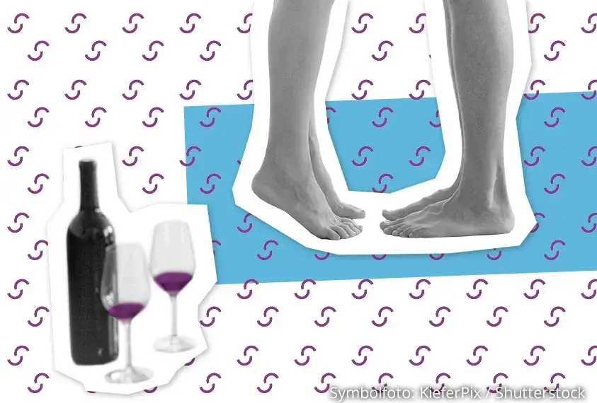 Ein Paar mit Weinflasche und halbleeren Gl&auml;sern  