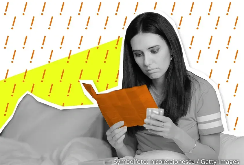 M&auml;dchen liest den Beipackzettel der Pille