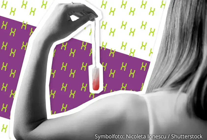 Ein M&auml;dchen h&auml;lt einen Tampon in der Hand