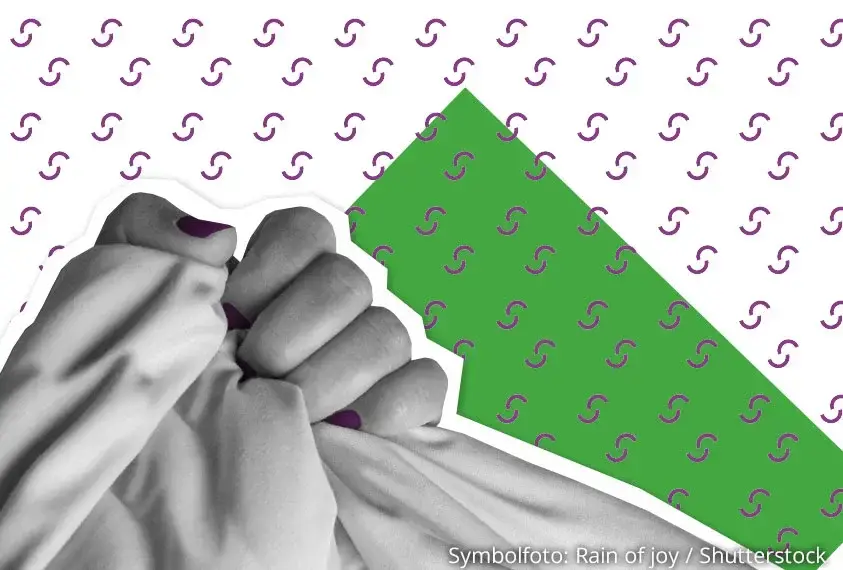 Eine Hand umklammert ein Betttuch 