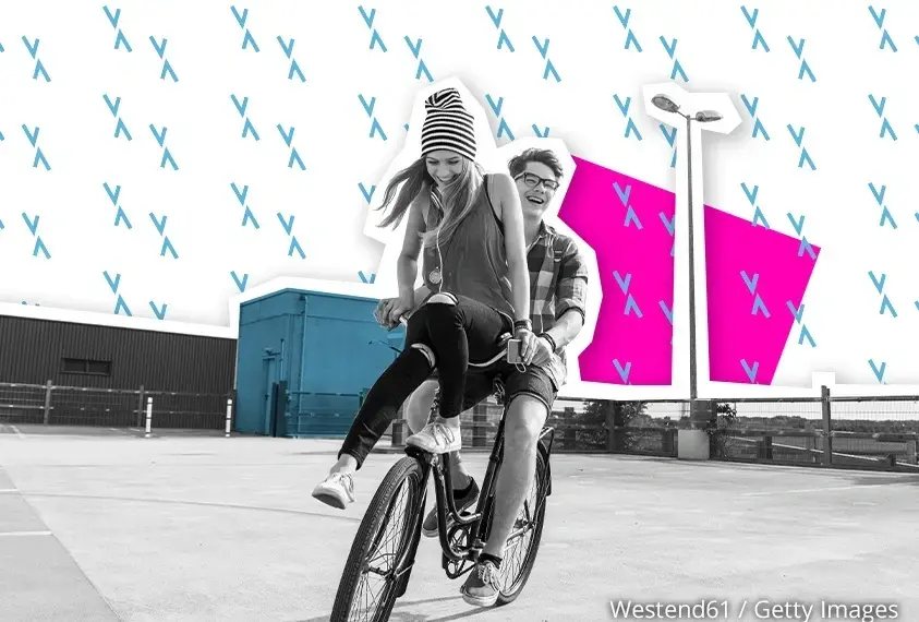 M&auml;dchen und Junge beim Rad fahren. 