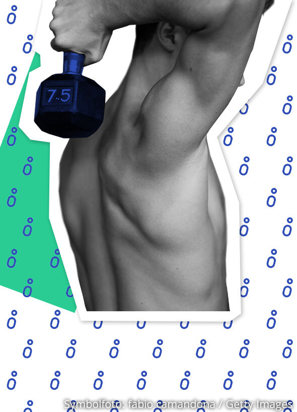 Mann mit Hantel trainiert seinen R&uuml;cken.