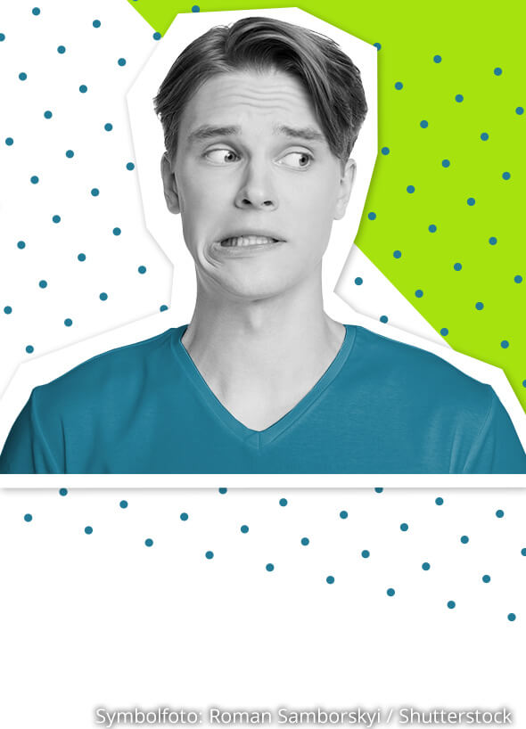 Ein Junge schaut fragend.