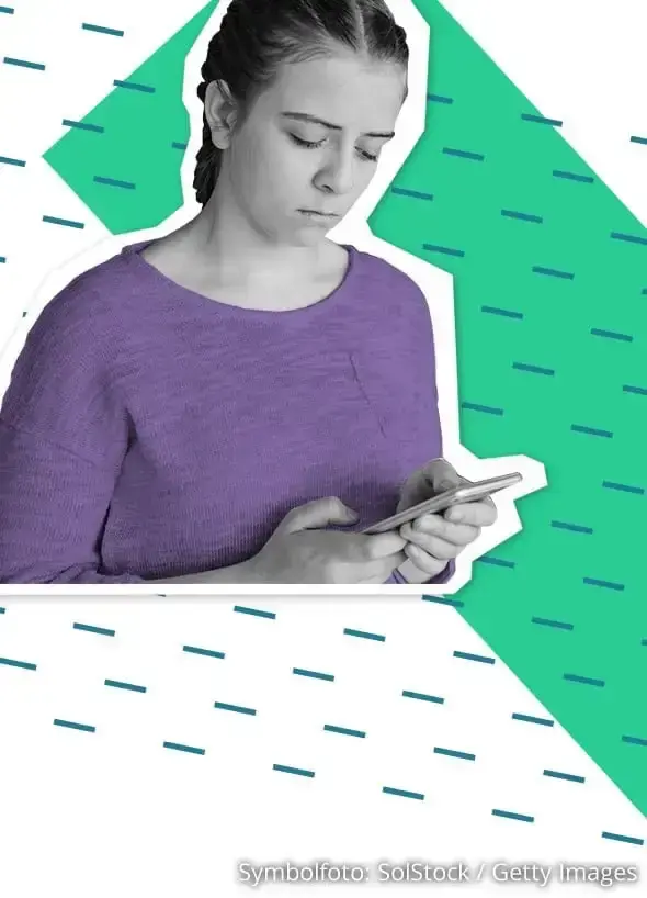 Ein M&auml;dchen schaut auf ihr Smartphone