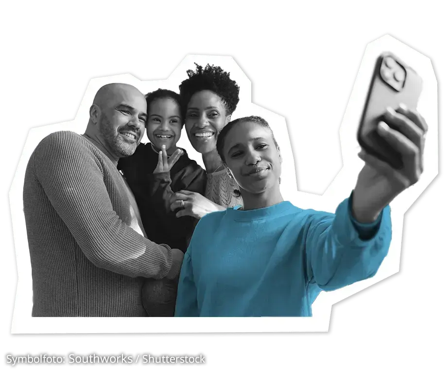 Ein M&auml;dchen macht ein Selfi von sich und ihrer Familie
